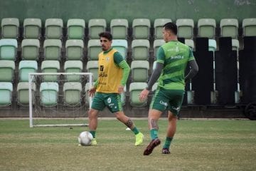Neto Berola volta a treinar com elenco do América dez meses após sofrer grave lesão