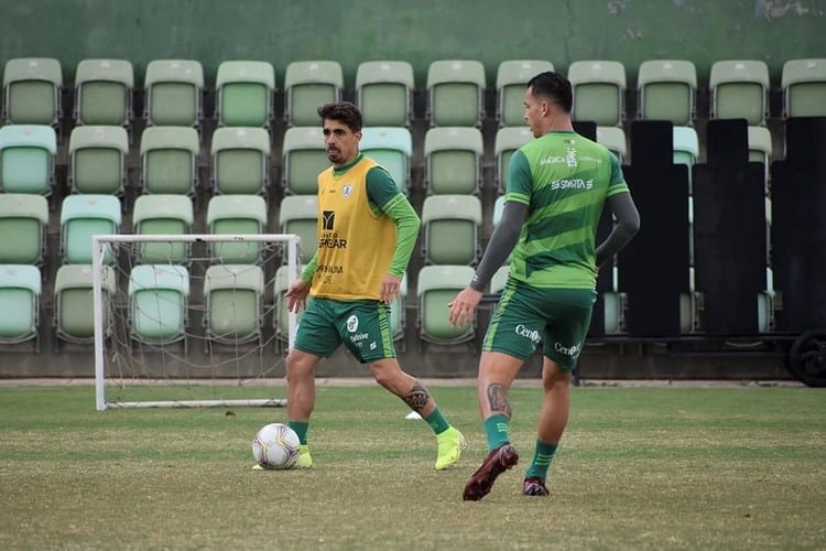 Neto Berola volta a treinar com elenco do América dez meses após sofrer grave lesão