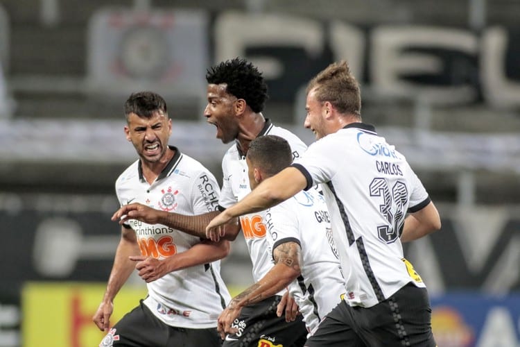 Corinthians vence Palmeiras e mantém chance de classificação no Campeonato Paulista