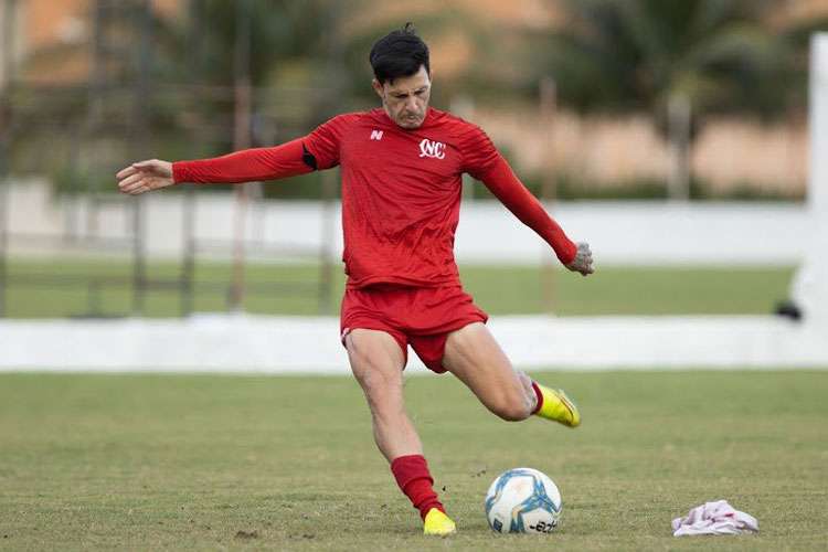 Esperando resultado de teste para Covid-19, Dal Pozzo estuda Jean Carlos contra o Santa