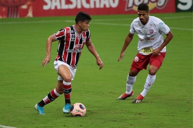 Projetando evolução, Itamar comenta estreia de Derlis Alegre como titular no Santa Cruz
