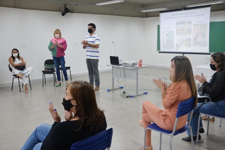 Educação de São Gonçalo oferece yoga em casa e atendimento psicológico online para estudantes 