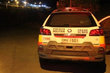 Homem agride a namorada por interromper festa com mulheres