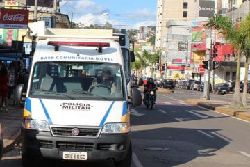 PM é acionada após homem ser flagrado masturbando dentro de um carro