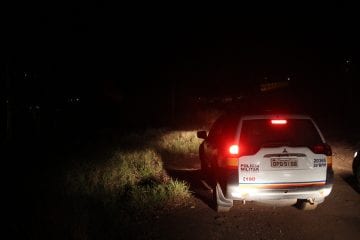 Bandidos levam carro após assaltar mulher que chegava em casa