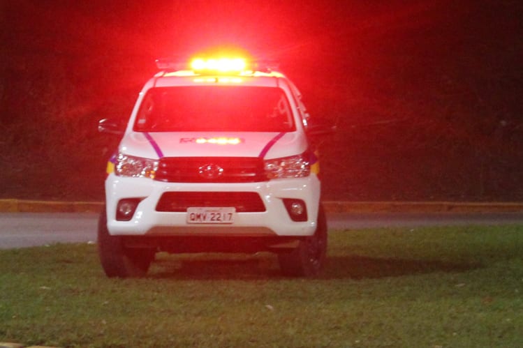 Homem tem carro atingido por tiro ao passar pelo bairro Nova Vista