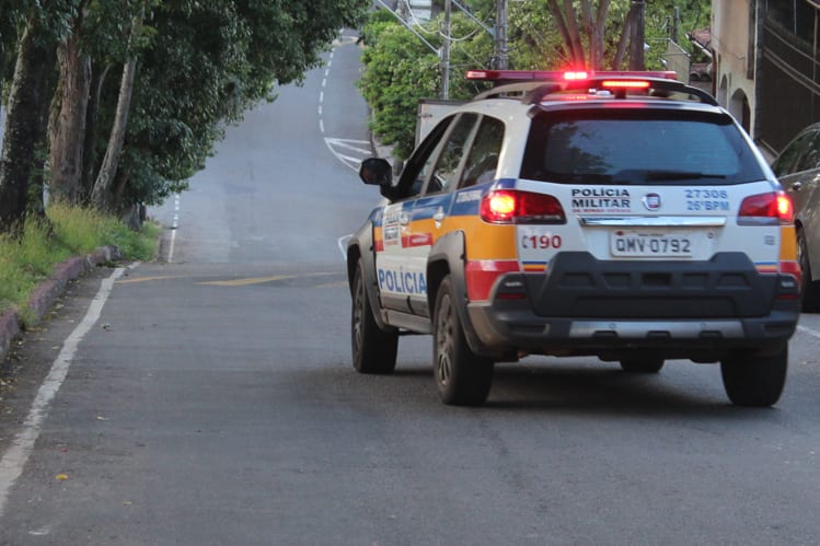 Motociclista fica ferido ao ter o pescoço enrolado por fiação arrebentada por carreta