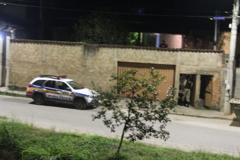 Bandidos em fuga trocam tiros com a PM após tentativa de roubo em residência
