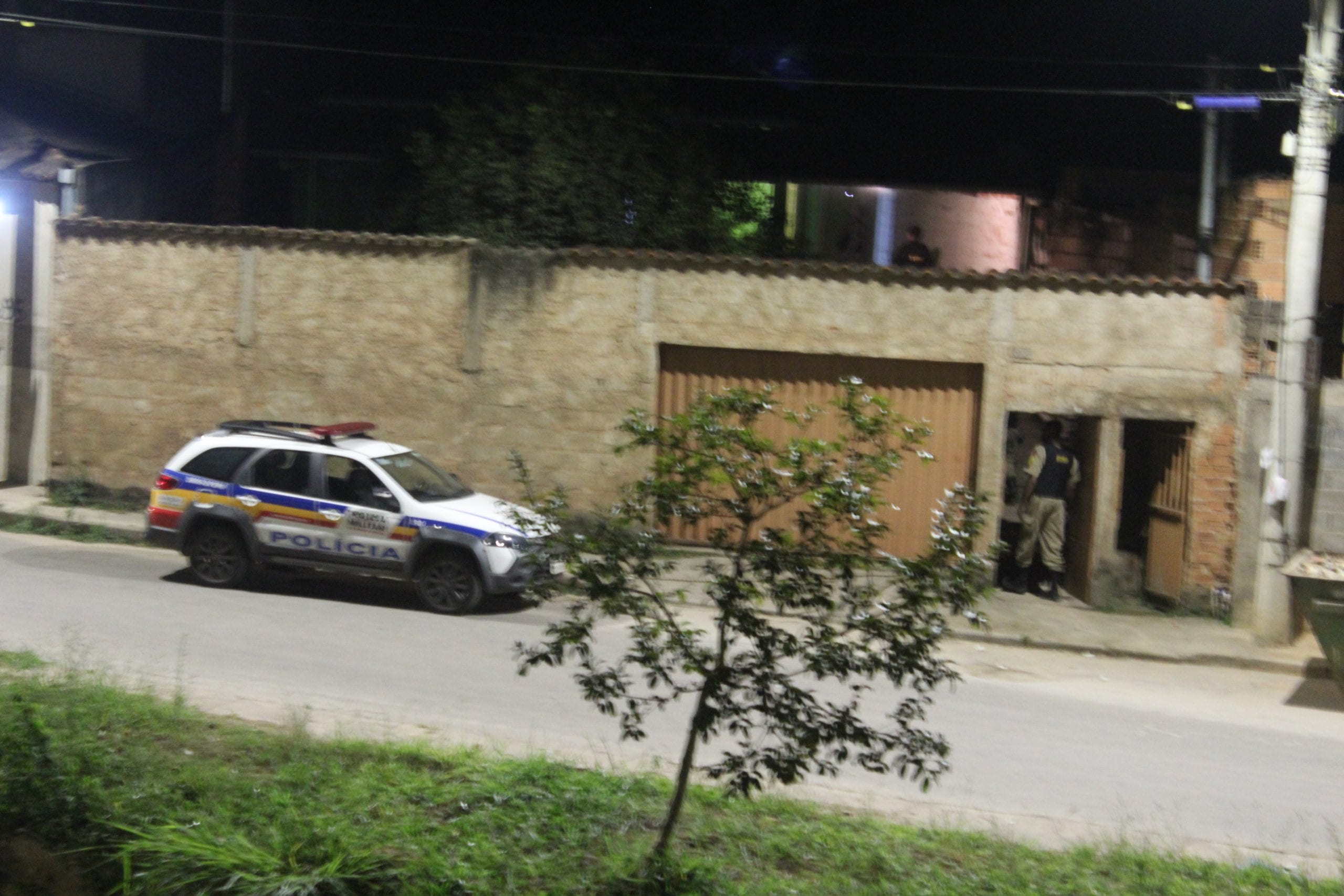 Bandidos em fuga trocam tiros com a PM após tentativa de roubo em residência