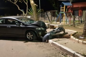 Motorista com suspeita de embriaguez bate em árvore no bairro Machado