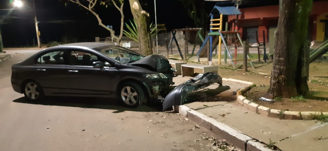Motorista com suspeita de embriaguez bate em árvore no bairro Machado