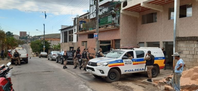 Suspeitos de trocar tiros com a PM após roubo são presos em Itabira