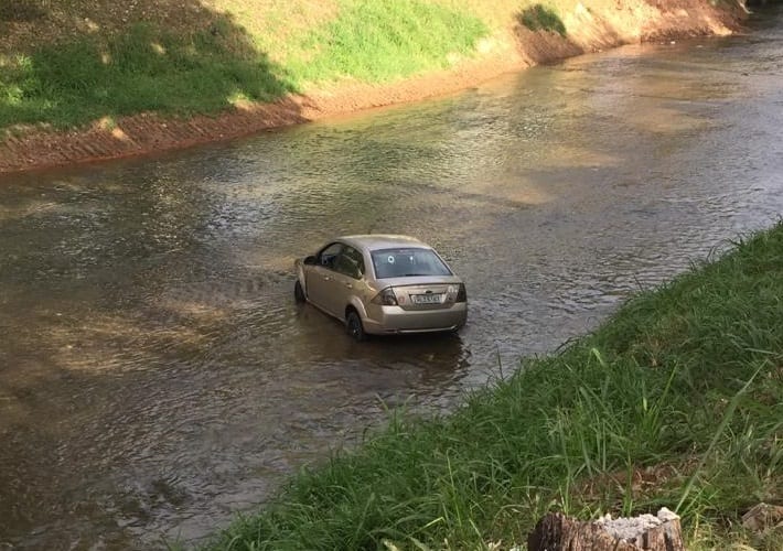 Motorista atropela criança e cai em rio em Santa Maria de Itabira