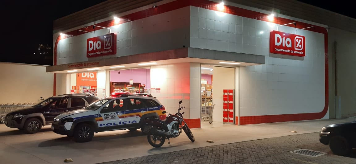 Supermercado é assaltado e vítima tem carro roubado no Centro de Itabira