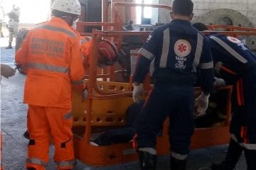 Piloto é socorrido após avião planador cair no telhado de um galpão