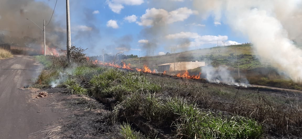 Grande quantidade de fumaça em incêndio assusta moradores em Itabira