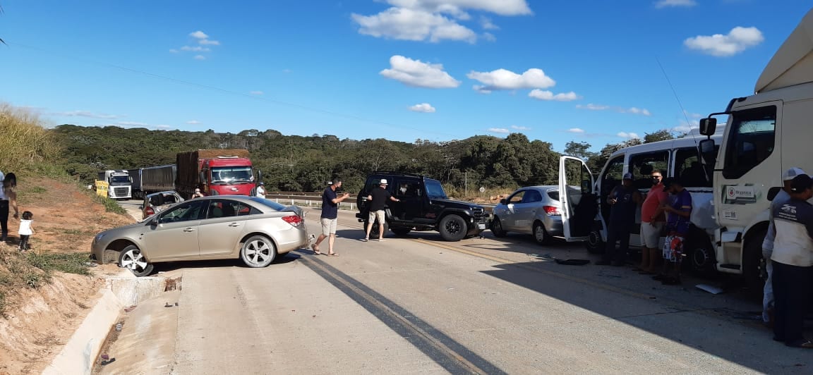 Acidente envolvendo seis veículos interdita completamente a BR-381