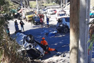 Batida entre três carros mata duas pessoas na Via Expressa em BH