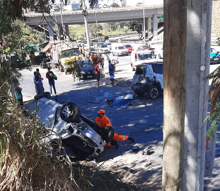 Batida entre três carros mata duas pessoas na Via Expressa em BH