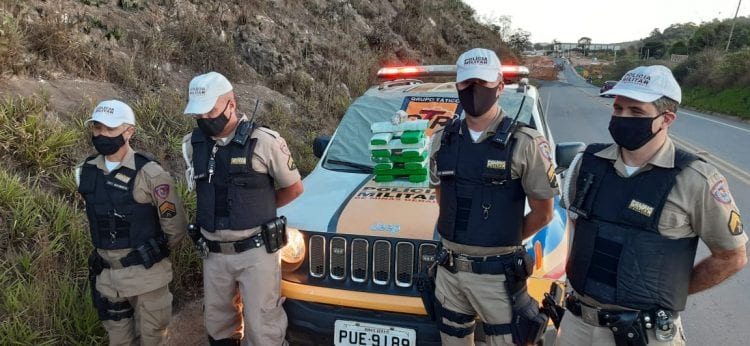 Polícia encontra 17 tabletes de maconha dentro de táxi na MG-129
