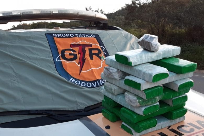 Polícia encontra 17 tabletes de maconha dentro de táxi na MG-129
