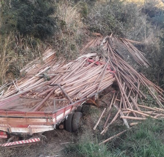 motorista-morre-apos-caminhao-carregado-com-madeira-tombar-na-br-381