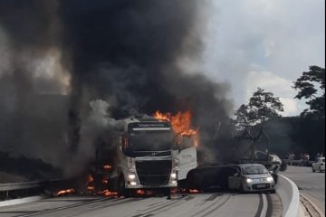 Acidente provoca incêndio e fecha BR-381; VEJA IMAGENS