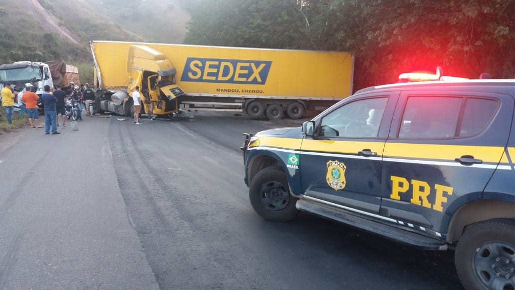 Acidente envolvendo carreta dos Correios deixa três feridos em Nova Era