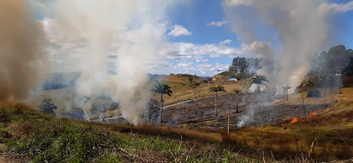 Bombeiros são acionados para conter incêndio em loteamento