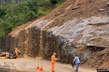 Queda de barreira interdita o trânsito na BR-262