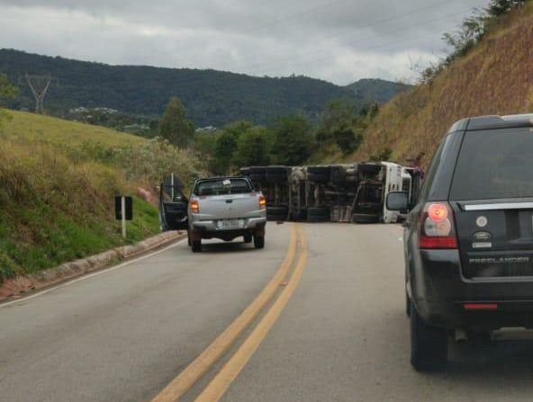 Carreta tomba e interdita estrada do Forninho, entre Itabira e Monlevade