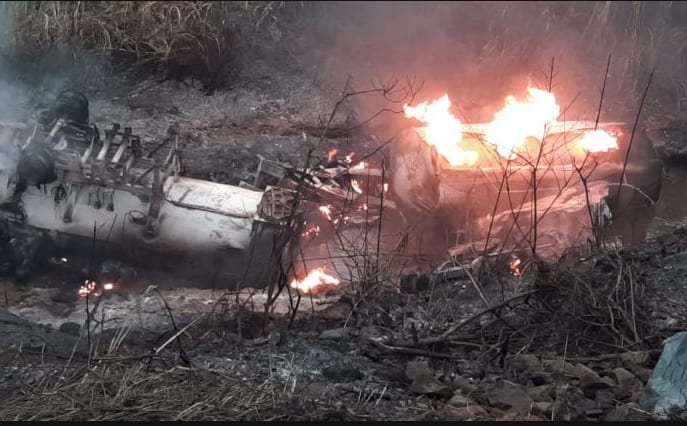 Motorista morre após carreta tombar e pegar fogo em Bela Vista
