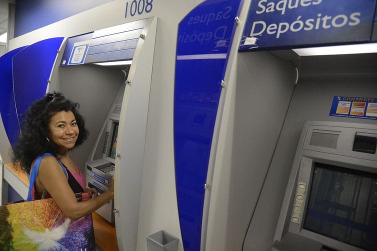 Bancos ainda estudam oferta de crédito garantido por saque-aniversário