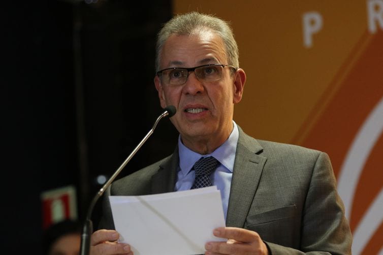 Bento Albuquerque diz que prioridade é a capitalização da Eletrobras
