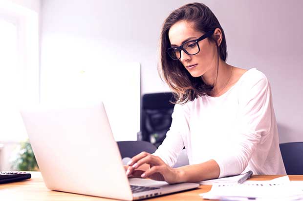 Home office: saiba como cuidar dos olhos enquanto usa o PC