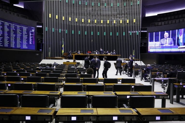 Câmara aprova PEC que adia para novembro eleições deste ano