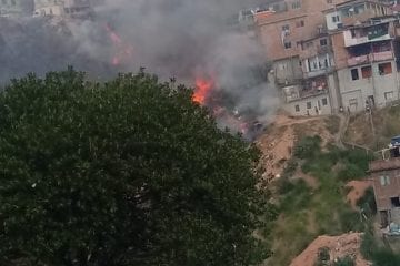 Bombeiros usam mais de 10 mil litros de água para apagar incêndio no Aglomerado da Serra
