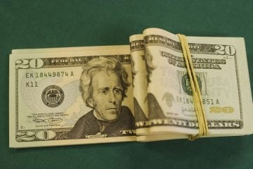 Dólar fecha em R$ 5,47 e tem maior alta mensal desde março de 2020