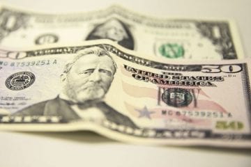 Influenciado por exterior, dólar tem maior queda em três meses