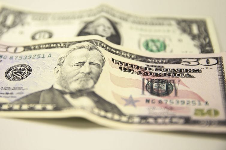 Influenciado por exterior, dólar tem maior queda em três meses
