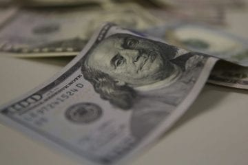 Dólar fecha em leve queda com dados fracos sobre economia nos EUA