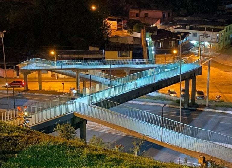 Após 22 anos no escuro, ação de voluntário leva iluminação à passarela em Nova Era