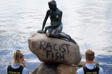 Estátua da Pequena Sereia em Copenhague é vandalizada com a frase “peixe racista”