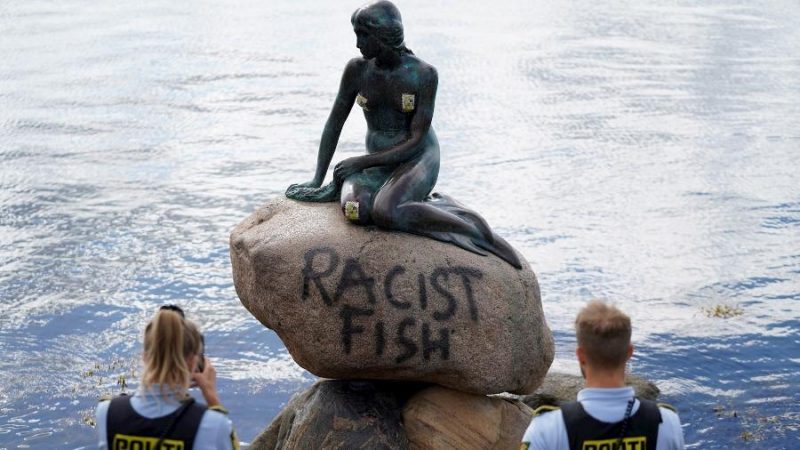 Estátua da Pequena Sereia em Copenhague é vandalizada com a frase “peixe racista”