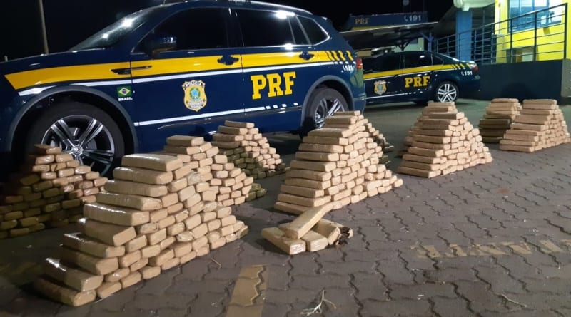 PRF apreende 600 Kg de maconha escondida em micro-ônibus de Prefeitura