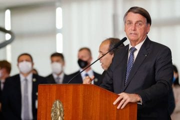 Bolsonaro fala em estender auxílio emergencial até o final do ano