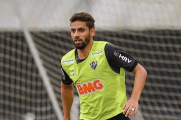 Recuperado de lesão no púbis, Gabriel vira opção para Sampaoli na sequência da temporada