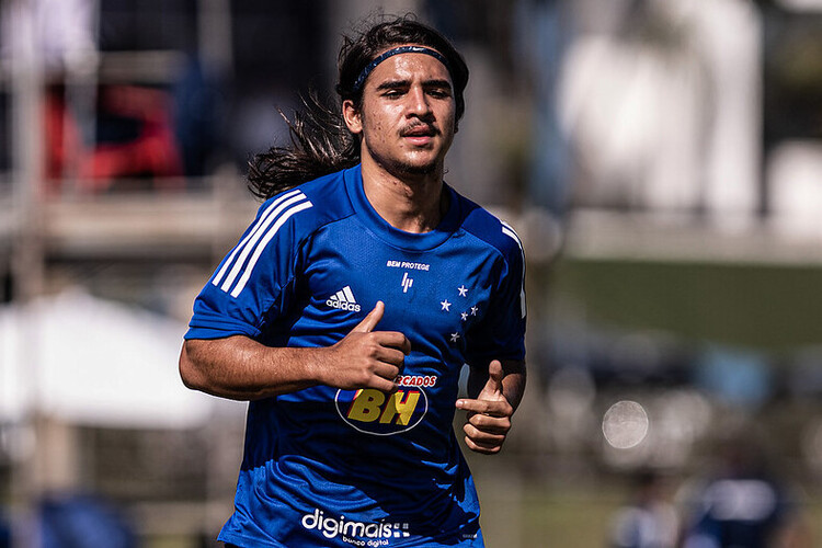 Cruzeiro prorroga o contrato do jovem atacante Riquelmo
