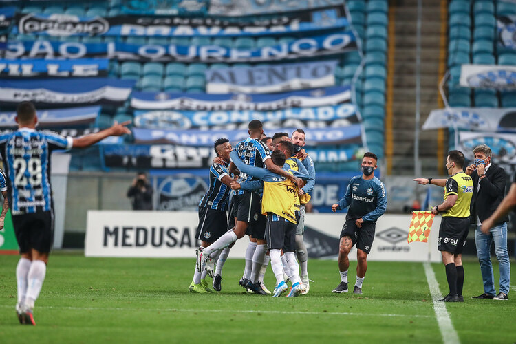 Grêmio volta a vencer o Internacional, conquista o segundo turno e vai à decisão do Campeonato Gaúcho
