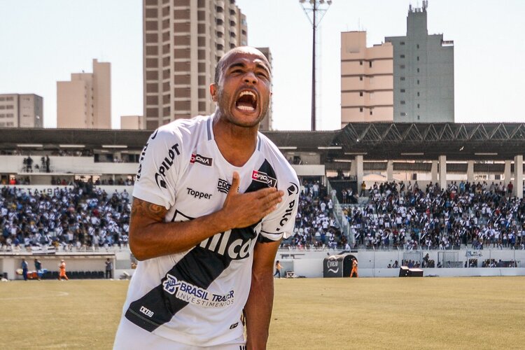 Ponte Preta rescinde contrato com artilheiro Roger e acerta com Luan Dias